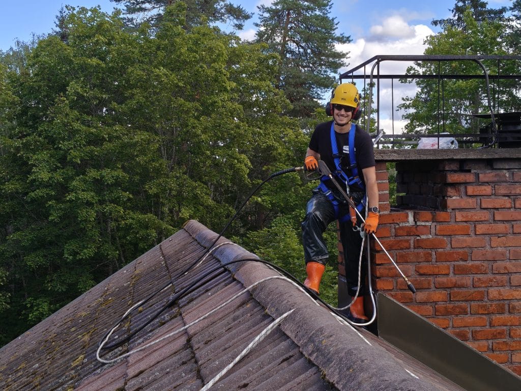 Kuva tiilikaton puhdistuksesta.