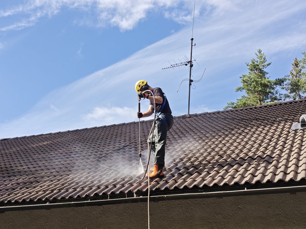 Tiilikaton pesu ja huolto. Talon maalaus. Julkisivun maalaus